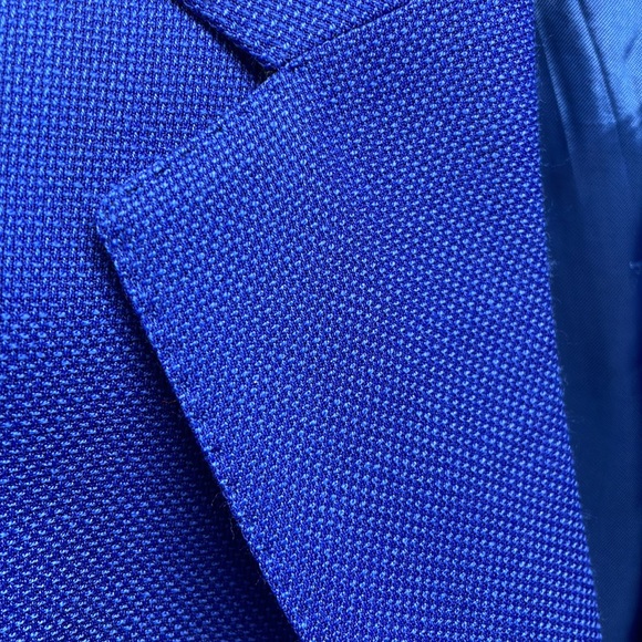 Perfect & gorgeous! Unconstructed blue blazer. Top of the chain! 3 button. - Picture 4 of 16